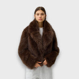 Illia – Krótki syntetyczny płaszcz z oversize'owym kołnierzem