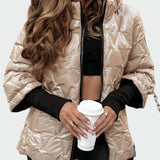 Puchowa kurtka z kapturem i długimi rękawami w wzór pikowany