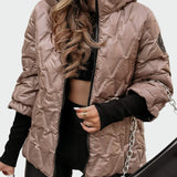 Puchowa kurtka z kapturem i długimi rękawami w wzór pikowany