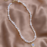 Naszyjnik z pereł z kamieniem księżycowym w złocie