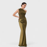 Amber - Długa sukienka na jedno ramię z satyny