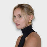 Nela – Kolczyki w kształcie węzła z filigranu w pozłacanym mosiądzu