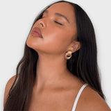 Nela – Kolczyki w kształcie węzła z filigranu w pozłacanym mosiądzu